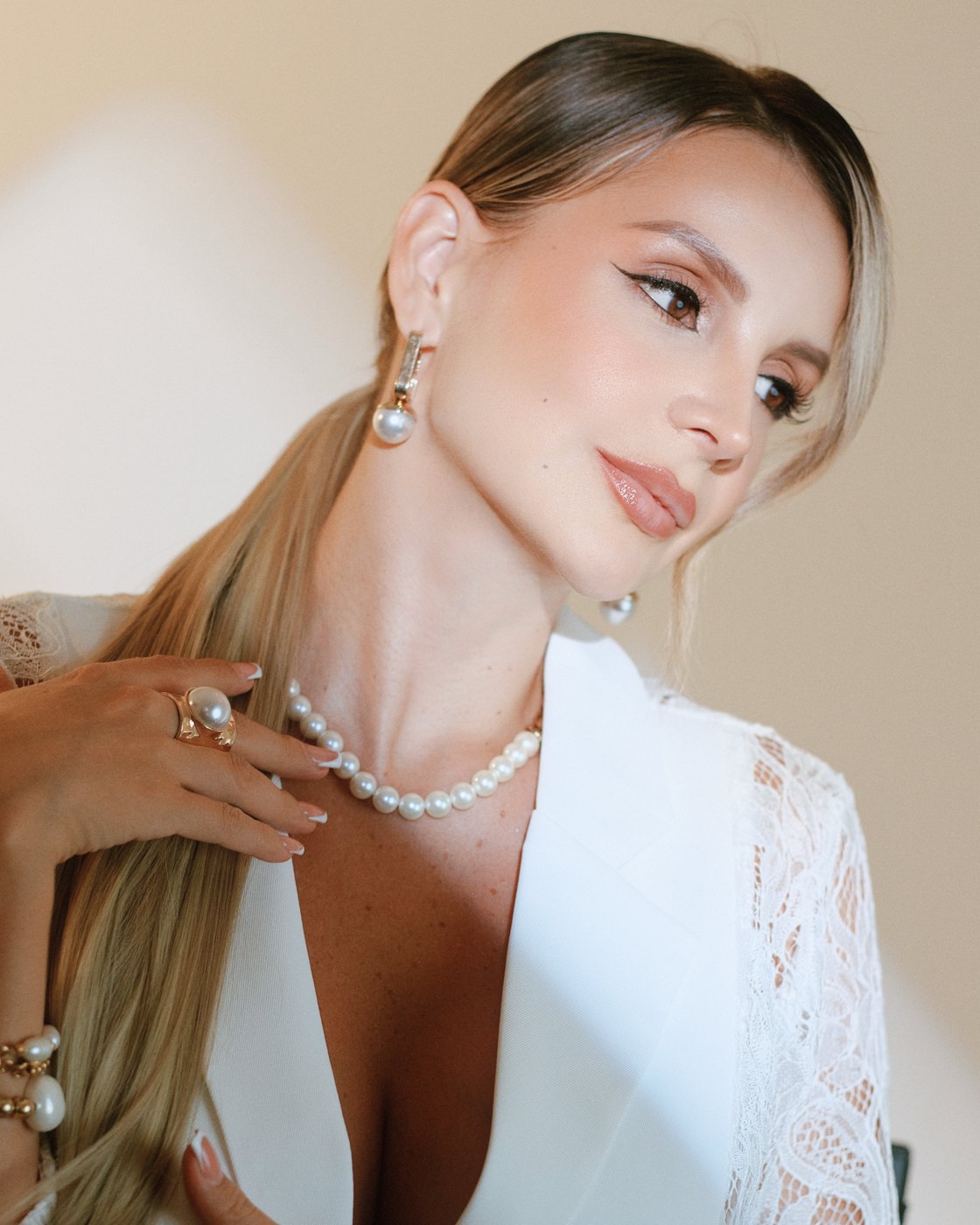 Novia con maquillaje natural y delineado clásico