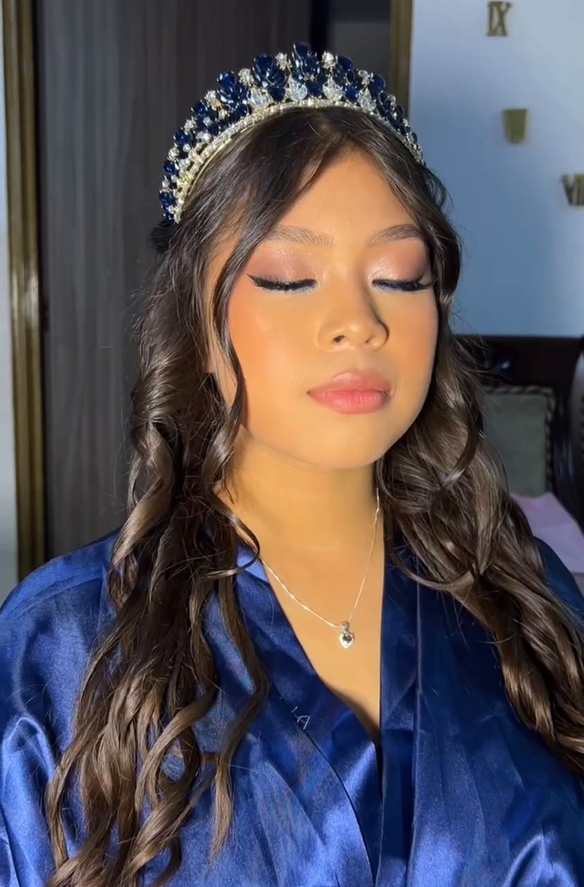 Quinceañera con tiara maquillada por Stefany