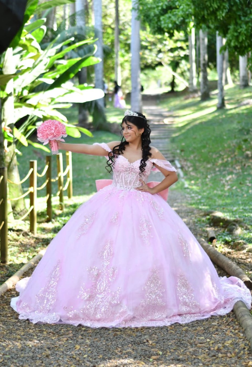 Quinceañera con vestido rosa, maquillaje por Stefany
